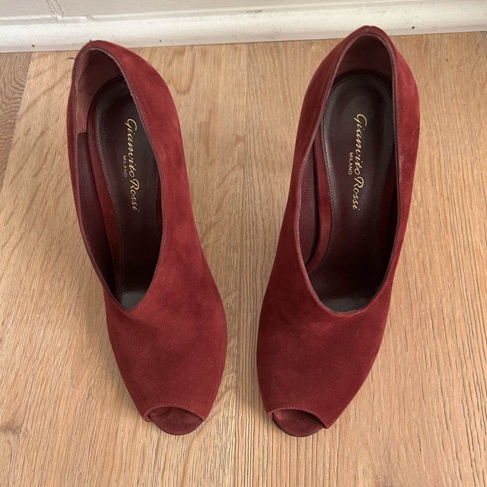 Gianvito Rossi peep toe heels in rich burgundy. 4 inch heels.